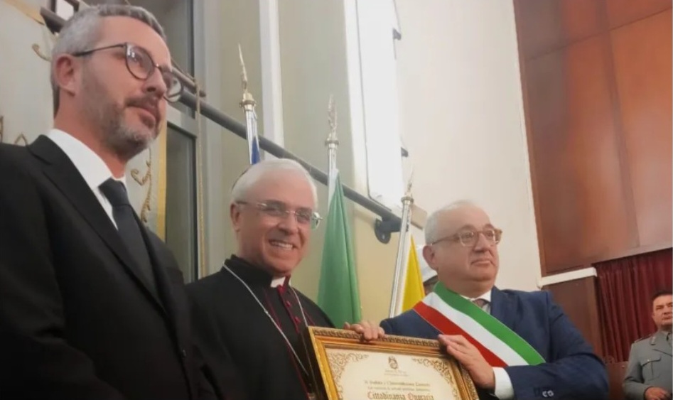 L’Arcivescovo Renna riceve la cittadinanza onoraria, la consegna una bimba di IRIDE